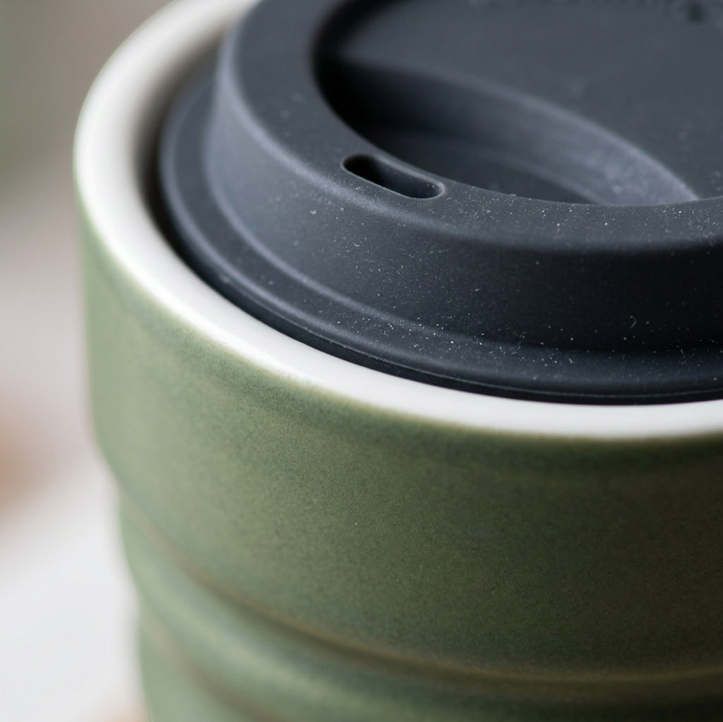 Linin Ceramic Travel Cup with Silicone Lid 360 ml Moss - Detail view