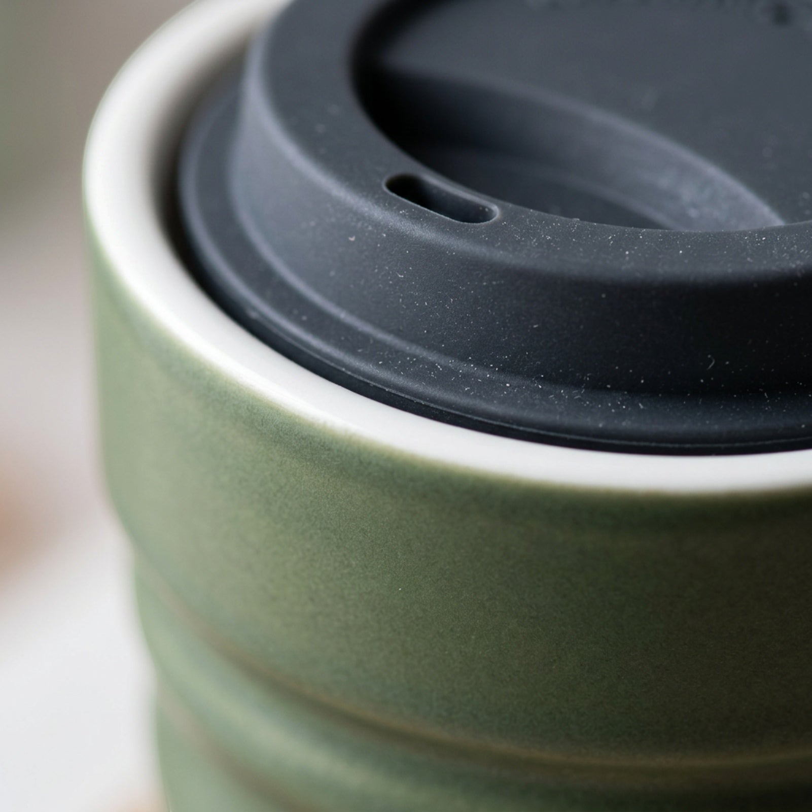 Linin Ceramic Travel Cup with Silicone Lid 360 ml Moss - Detail view
